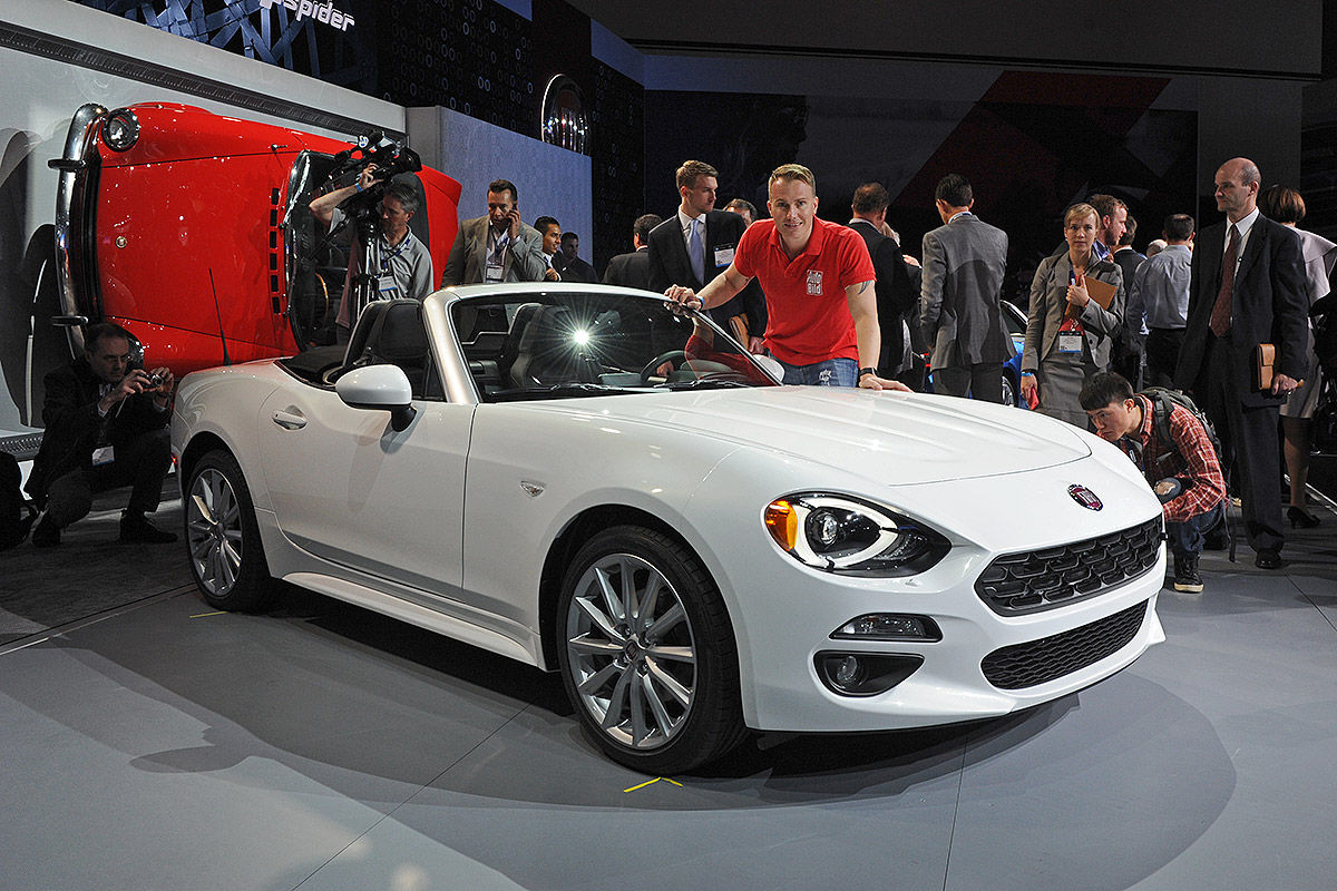 Fiat-124-Spider-im-Test-LA-Auto-Show-2015-Sitzprobe